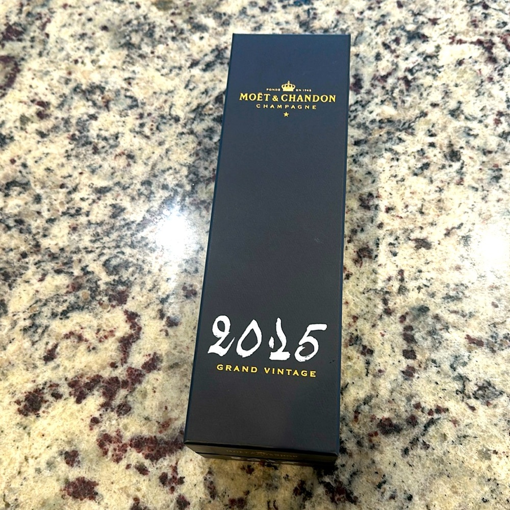 ( EMPTY). Moet & Chandon  Grand Vintage box
